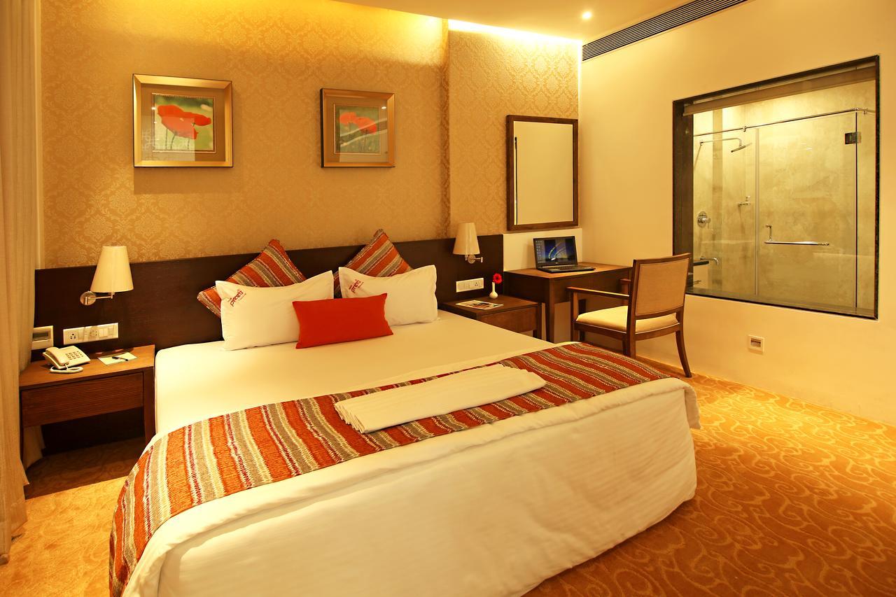 Hotel Preeti Executive Сатара Екстериор снимка