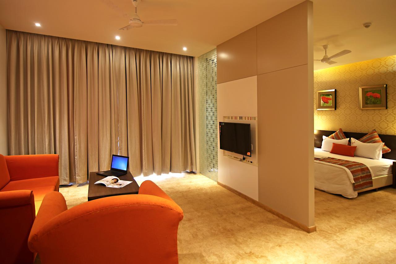 Hotel Preeti Executive Сатара Екстериор снимка